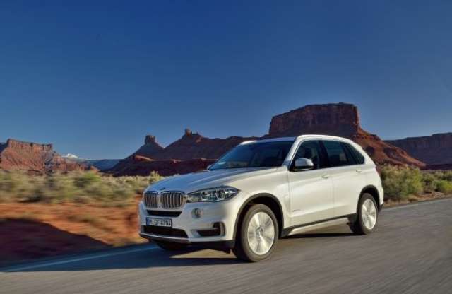 Novemberben piacra lép, most látható a legújabb, szupertakarékos BMW X5