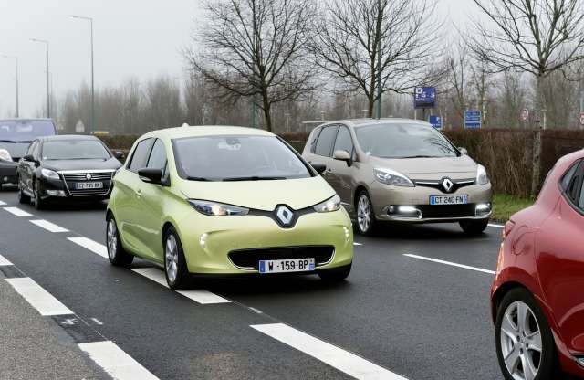 Megfizethetőnek ígéri önvezető autóját a Renault