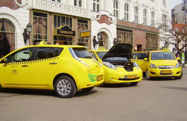 Nissan Leaf és CNG-üzemű Opel Zafira gazdagítja Budapest taxiflottáját