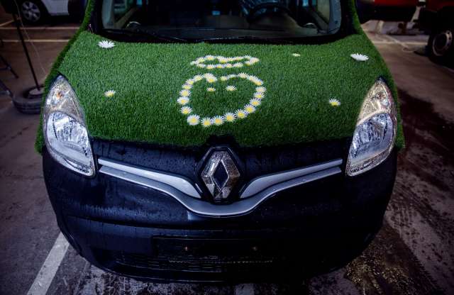 Hiába füves, nem emissziómentes a virágokkal borított Renault Kangoo
