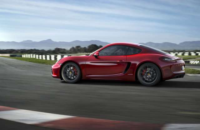 Érkezik a Porsche Cayman GT4 és a 911 Turbo S e-Hybrid