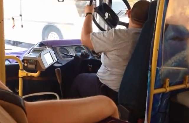 Leesett a busz kormánya, de a sofőr nem esett kétségbe