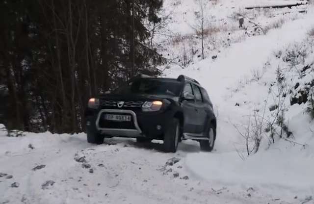 Lánctalpas katonai gépet győzött le hóban a Dacia Duster