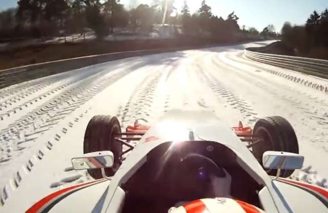 Videó: a Nürburgring vezetéstechnikai oktatója formaautóval hajt a havas pályán