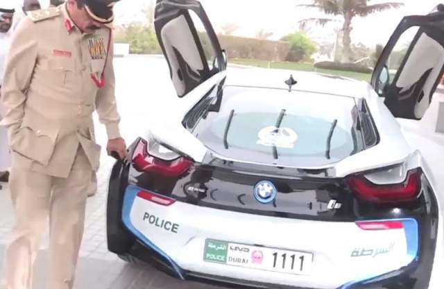 Íme a dubaji rendőrség legújabb járműve, egy BWM i8-as