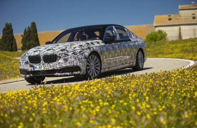 Gyári fotókon, de maszkoltan az idén érkező új 7-es BMW
