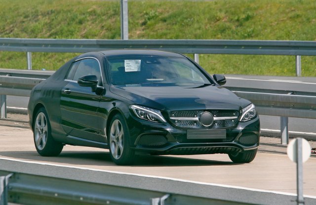 Kémfotó: már alig fedi álca az új Mercedes-Benz C-osztály kupét