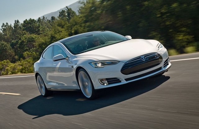Tesla Model S: teljesítményfokozás, nagyobb akku és olcsóbb verzió is jön
