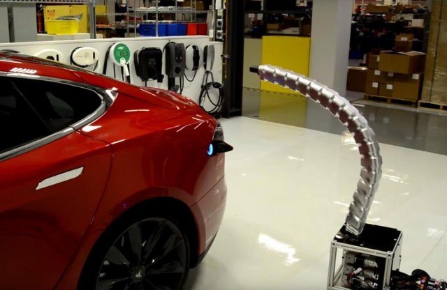 A Tesla videón mutatta be fejlesztés alatt álló automata villanyautó-töltőjét