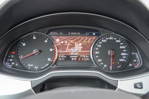A műszerek közötti LCD kijelzőn számos információ érhető el. Extraként az Audi virtual cockpit teljesen vetített műszerfalat nyújt