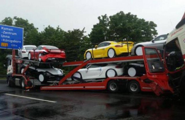 Több Porsche Cayman is totálkáros lett egy balesetben