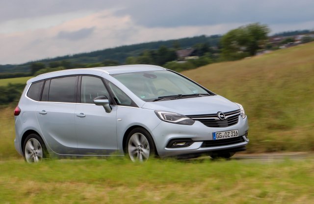 Opel Zafira Tourer frissítés - sok-sok gombját érintőképernyő váltja