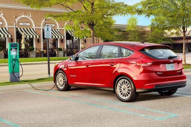 Jobb lesz megszokni a töltőn hagyott Focusok látványát, a Ford komoly elektromos-terveket sző