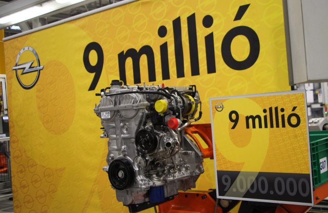Az új Insigniáé a 9 milliomodik Opel motor Szentgotthárdon