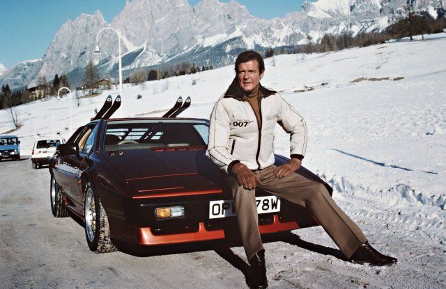 Elhunyt Sir Roger Moore, James Bondként rengeteg emlékezetes autós jelenetben szerepelt