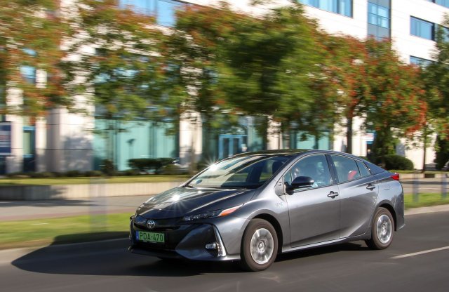 Toyota Prius 1.8 Plug-in Hybrid Executive teszt
