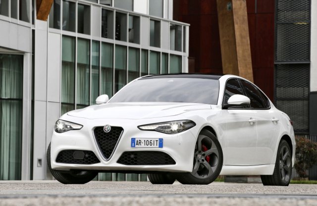 Még erősebb kétliteres benzines motort kaphat az Alfa Romeo Giulia