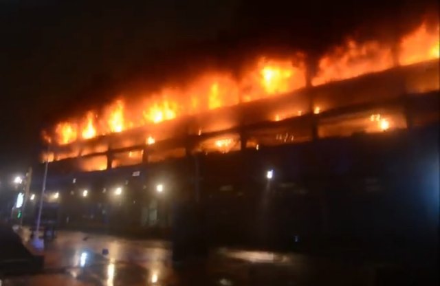 1400 autó semmisült meg a liverpooli tűzben