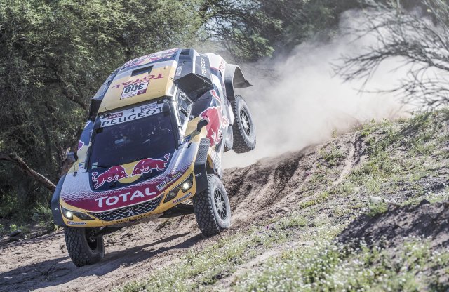 A Peugeot kiszáll a Dakarból, de Sainz még megnyerte az ideit