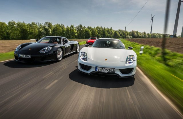 A Porsche szuperautóinak három generációját eresztették útnak