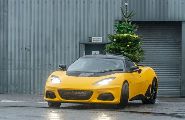 Driftkarácsony! Gumikoptatással kíván kellemes ünnepeket a Lotus