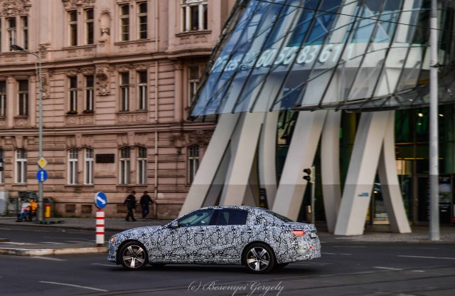 Vélhetően az E-osztály újabb plug-in változatát tesztelte Prágában a Mercedes-Benz