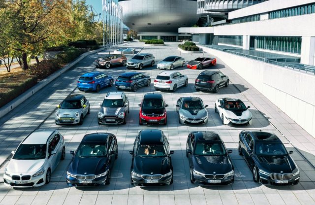 2030-ra az eladott BMW-k felét lehet majd tölteni konnektorról