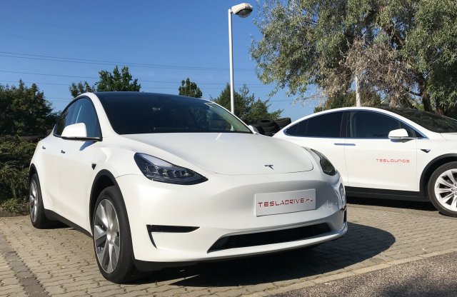 Tesla Model Y is pózolt az Autóklub és a Teslounge Budapest stratégiai együttműködésének aláírásánál