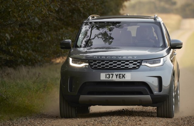 Modernebb hajtásláncokkal és növelt kényelemmel érkezik a frissített Land Rover Discovery