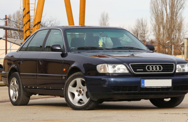 Egy 1996-os, első generációs Audi A6-ost néztünk meg közelebbről