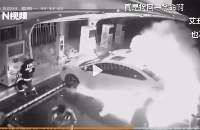 Az utolsó pillanatban szállt ki az utas egy kigyulladt elektromos autóból Kínában