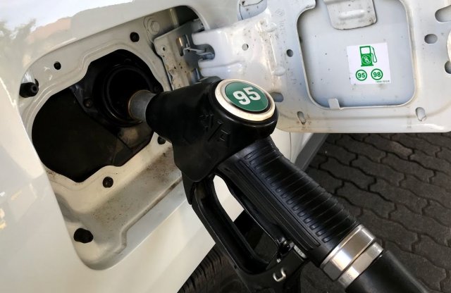 Újabb árrekord jön a benzinnél, 450 forint alatt marad a gázolaj (átlag)ára