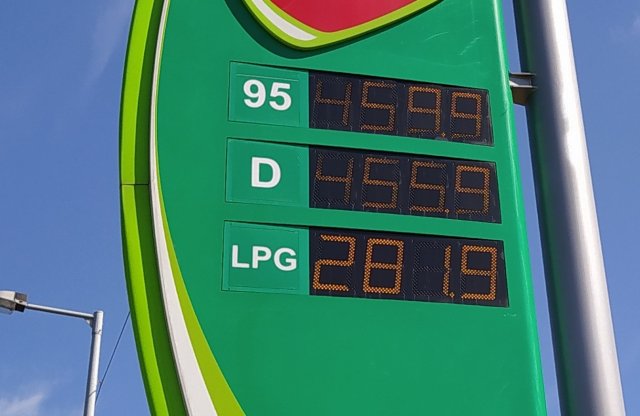 Hamarosan 2000 Ft felett lesz a benzin ára? Igen, de csak mert 100 kilométerre vetítve is kiírják!