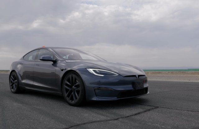 Két igen komoly motor állt ki egy Tesla Model S Plaid ellen, íme a videó!