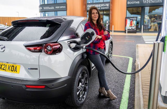 A Brexit átmeneti üzemanyag-hiányhoz, és így az elektromos autók iránti nagyobb érdeklődéshez vezet