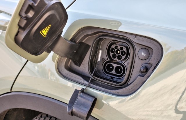 A megkérdezettek 66 százaléka szerint az elektromos autókban is van benzinmotor