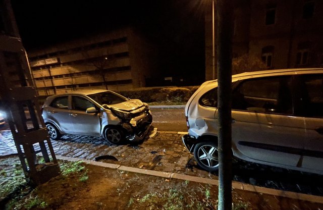 4+1 autó sérült Budapest VIII. kerületében, kettő sanszosan totálkáros