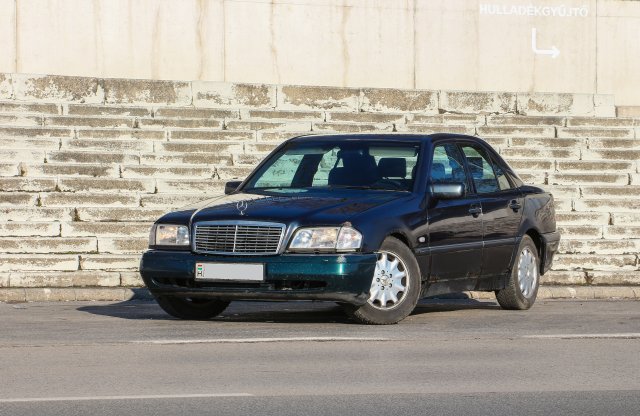 Mercedes-Benz C 240, 1999 használtteszt: hogy lehet ilyen jó egy ennyire rossz autó?