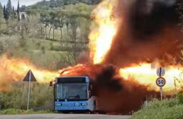 Félelmetes látvány a tűzokádó autóbusz!