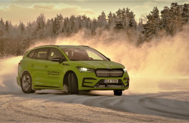 Škoda Enyaq RS iV a hóban: így döntött világrekordokat a csehek elektromos SUV-ja