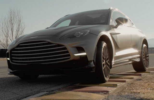 A kétszeres világbajnoknál jobb reklám nem kell az Aston Martin DBX707-esnek