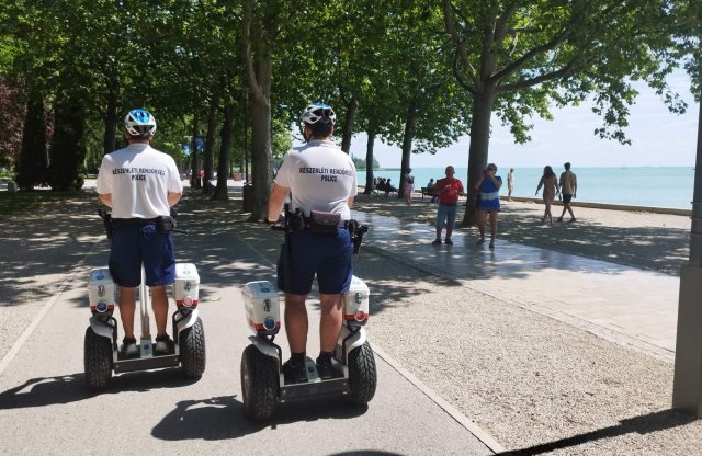 Új kétkerekű járműveket kaptak a készenléti rendőrök a Balaton partján