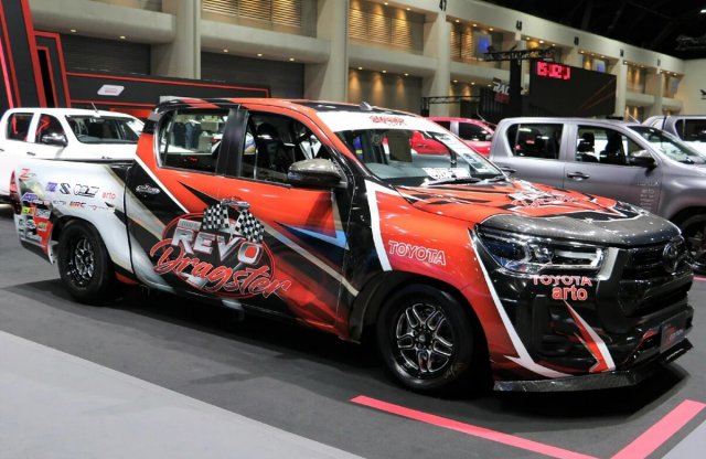 Ültetett versenygépet és apokalipszis-biztos szükségautót is építettek a Toyota Hiluxból Bangkokban