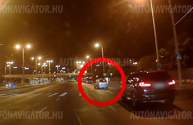 Civil rendőrautót előzött jobbról a szabálytalan autós, a szalagkorlát vetett véget a száguldozásnak