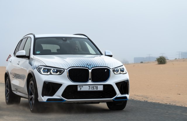 Az extrém hőmérséklet és a poros közeg sem fog ki a BMW iX5 Hydrogen modellen