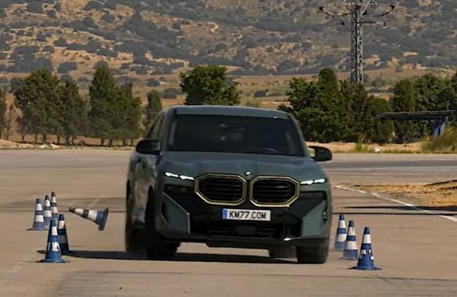 A BMW monumentális SUV-ját alaposan megtornáztatta a jávorszarvasteszt