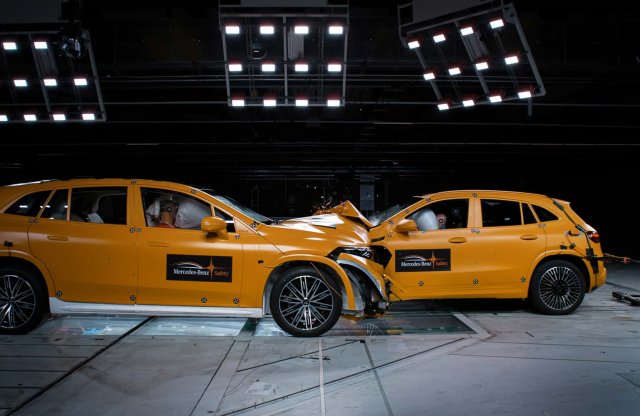 Vajon van esélye a legkisebb elektromos Mercedesnek a legnagyobb ellen egy balesetben?