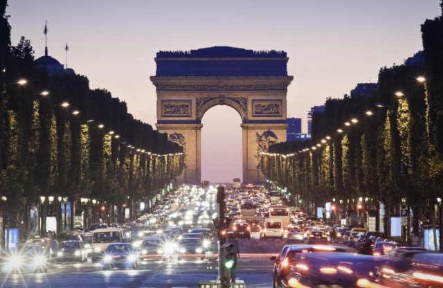Súlyhoz kötnék a parkolási költségeket a francia fővárosban