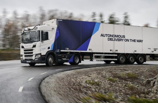 A sofőrhiányra fejleszt megoldást a Scania a logisztikai csomópontok közötti áruszállításban
