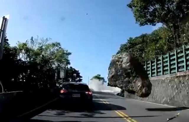 A képernyőn át is rémisztő, ahogy az autósok menekülnek a legördülő sziklák elöl